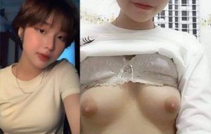 Bảo Trân Hot Girl Tóc Ngắn Không Làm Ae Thất Vọng
Clip Sex Bảo Trân hot girl tóc ngắn không làm ae thất vọng: sau khi em có màn thay đổi bản thân thành một cô gái tóc ngắn xinh đẹp, Bảo Trân vô tình bị phát hiện lại nhưng clip thủ dâm lúc trước của mình. Lúc đó em vẫn chưa ăn diện như bây giờ nhưng có thể lại khá nuột, bướm hồng, vú mẩy.